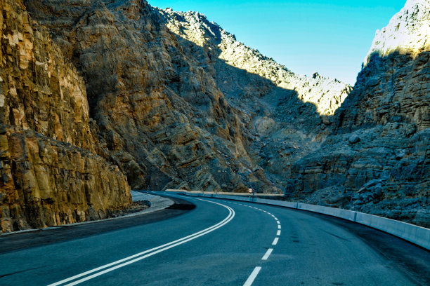 群山之间的小路图片下载