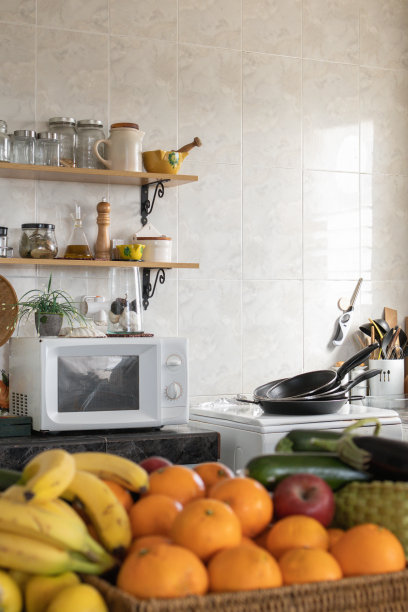 杂乱的公寓厨房。家中杂乱的概念秩序。图片下载