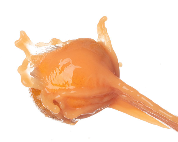 橙汁倒在形状的线。橙汁饱满的果实撞在空中扑腾爆炸，液态水飞溅飞溅像爆炸液滴。白色背景隔离，停止运动冻结图片下载