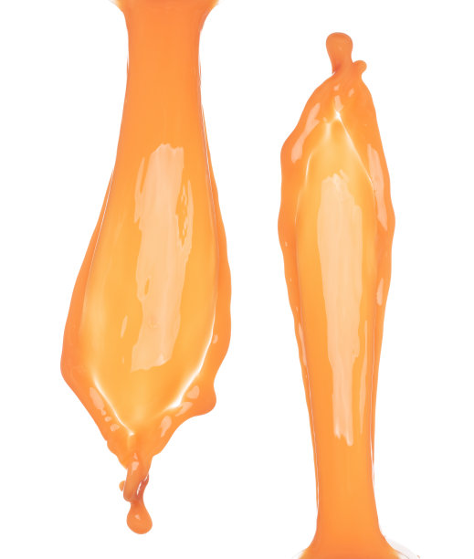 橙汁倒在形状的线。橙汁在空中扑腾爆炸，液态水飞溅飞溅像爆炸液滴。白色背景隔离，定格静止镜头。图片下载