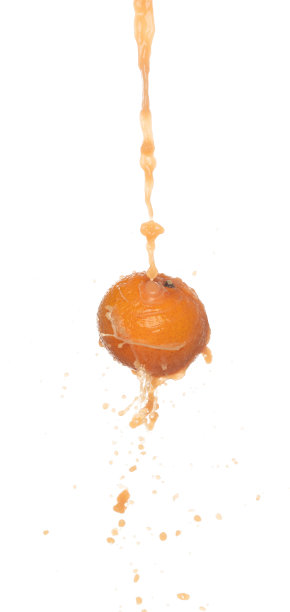 橙汁倒在形状的线。橙汁饱满的果实撞在空中扑腾爆炸，液态水飞溅飞溅像爆炸液滴。白色背景隔离，停止运动冻结图片下载