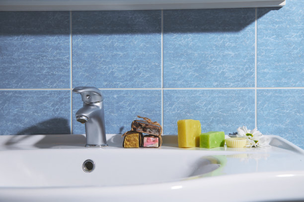 静物与冷压有机生态友好肥皂条与天然成分的浴室脸盆图片下载