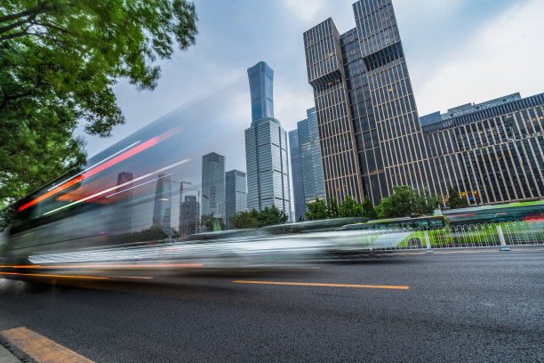 中国北京现代建筑，动感模糊汽车图片下载