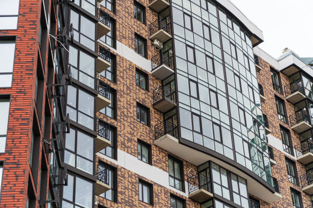 公寓大楼。一幢新多层住宅大楼的外立面。大型现代窗户图片下载