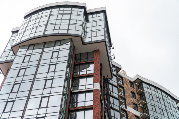 新的高大的现代房子。现代公寓楼。漂亮的住宅建筑外观，现代化的窗户图片下载