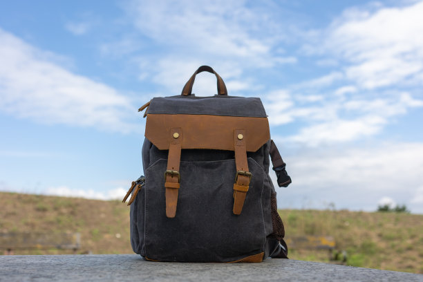 皮革背包旅行特写对米米戈天空的背景。图片下载