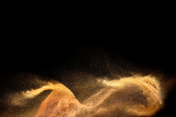 黑色背景上孤立的砂爆。沙尘飞溅的冻结运动。图片下载