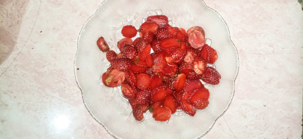 盘子上切片草莓的俯视图照片图片下载