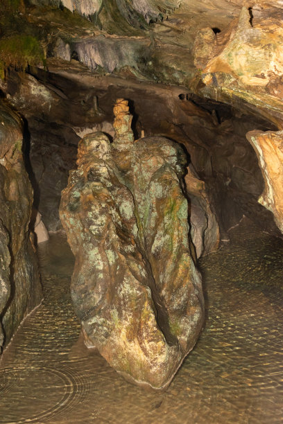 瑞士图恩湖因特拉肯附近的圣比阿图斯洞穴图片下载