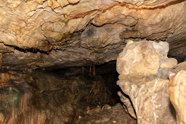 瑞士图恩湖因特拉肯附近的圣比阿图斯洞穴图片下载