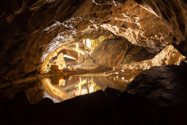 瑞士图恩湖因特拉肯附近的圣比阿图斯洞穴图片下载