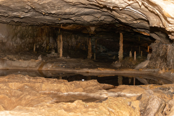 瑞士图恩湖因特拉肯附近的圣比阿图斯洞穴图片下载