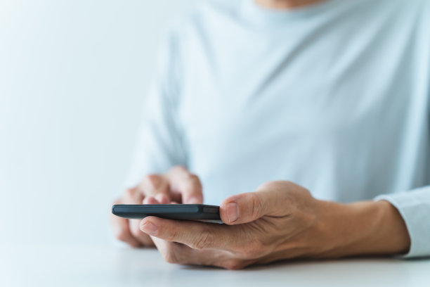 男性使用智能手机上的社交媒体应用程序进行视频、直播、在线会议或会议。现代娱乐生活方式和休闲通过网络空间技术，如音乐和聊天图片下载