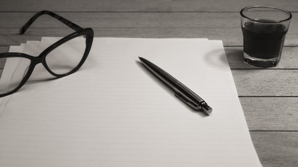 桌子上有纸图片下载