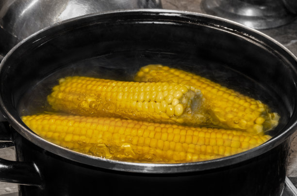 在锅里煮的玉米棒图片下载