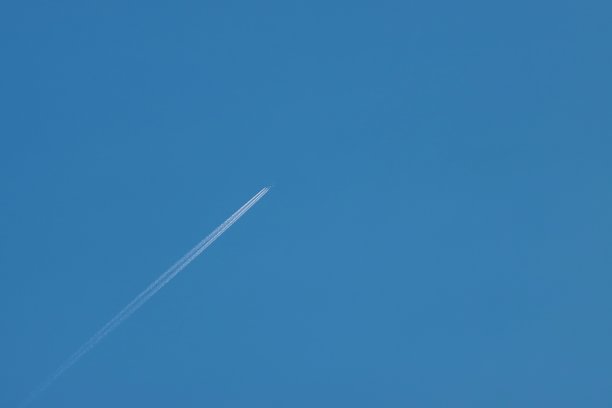 蓝色天空中飞机的尾迹图片下载