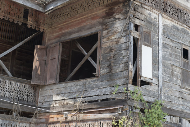 泰国一座破旧的木制建筑的正面视图，没有居民图片下载