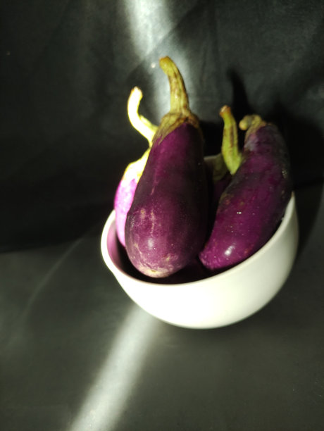 一些新鲜的紫茄子图片下载