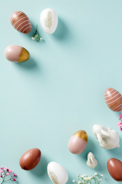 快乐复活节垂直横幅设计与彩色复活节彩蛋，兔子，花在淡蓝色的桌子上。图片下载