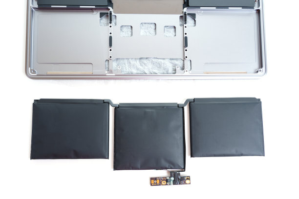 在拆卸的笔记本电脑旁，电池膨胀图片下载