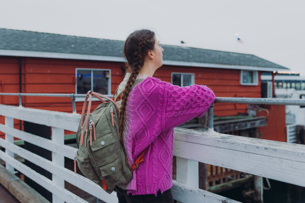 女性旅行者探索加州蒙特雷市渔人码头的侧视图图片下载