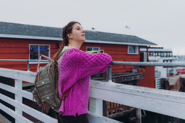 女旅行者探索加州蒙特雷市的渔人码头图片下载