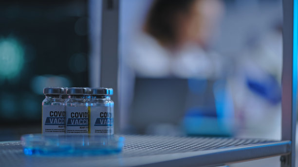 货架上的Covid-19疫苗瓶特写，疾病预防，疫苗接种图片下载