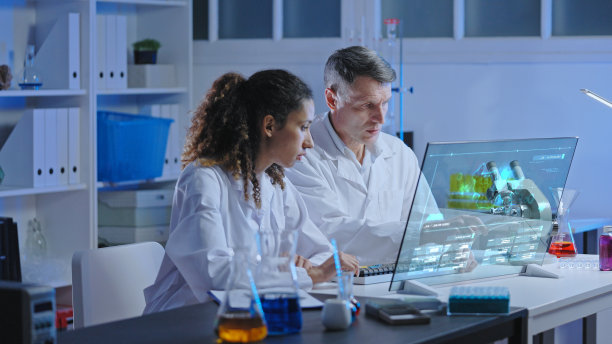 两位化学家在现代实验室全息屏幕上研究化学反应模拟图片下载