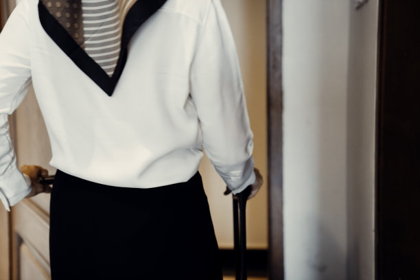 一位年轻女子正在用卡钥匙开门图片下载