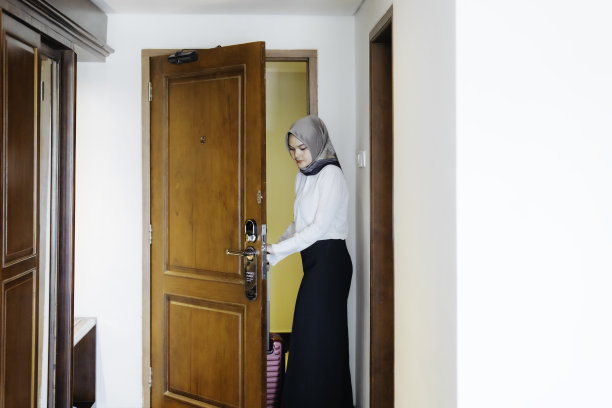 女商人进入酒店房间图片下载