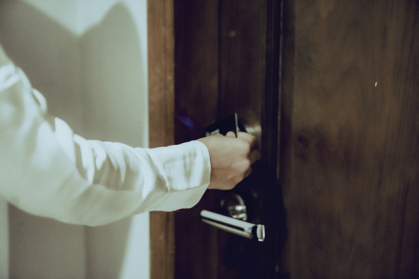 一位年轻女子正在用卡钥匙开门图片下载