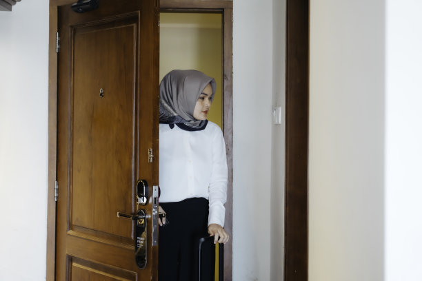 女商人进入酒店房间图片下载