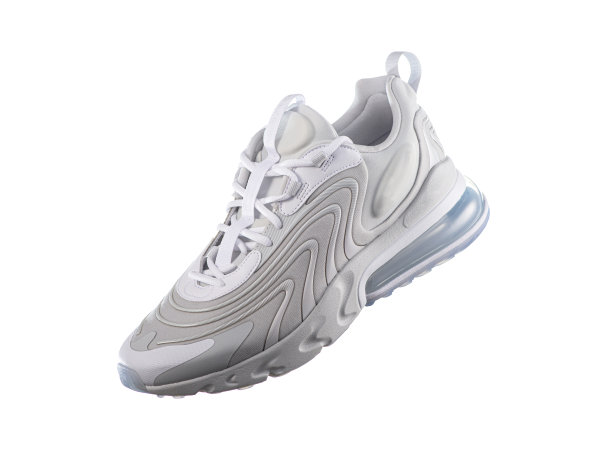 白色运动鞋浅蓝色口音在白色孤立的背景，男人的时尚，运动鞋，空气，运动鞋，生活方式，概念，产品照片，悬浮概念，街头穿着，运动鞋图片下载