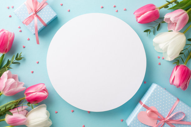母亲节的概念。顶部视图照片的白色圆形花束郁金香礼盒与蝴蝶结和洒在孤立的淡蓝色背景与空白图片下载