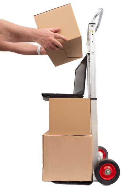 有手推车的纸箱，白色背景的笔记本电脑，手推车上的纸箱。图片下载