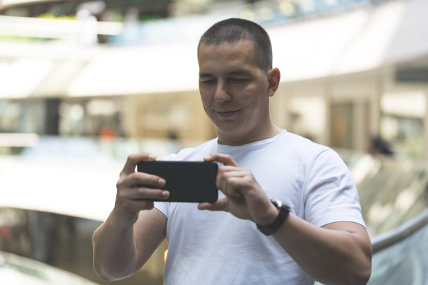 一名男子用他的手机库存照片拍摄他的行踪图片下载