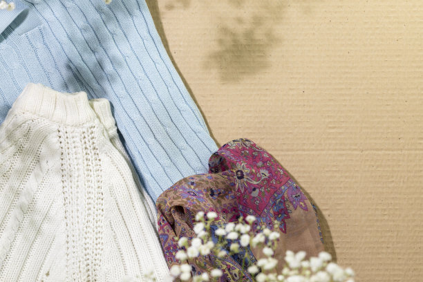 跳蚤市场上不同的旧衣服在纸板上出售图片下载