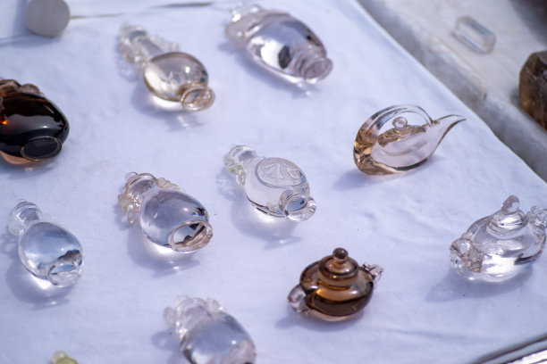 近距离拍摄了各种颜色的矿物产品，展示量很大。图片下载