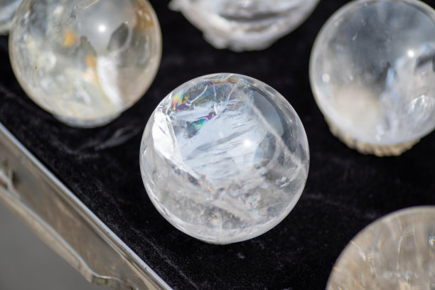 近距离拍摄了各种颜色的矿物产品，展示量很大。图片下载