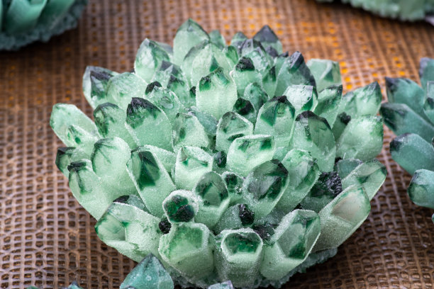 近距离拍摄了各种颜色的矿物产品，展示量很大。图片下载