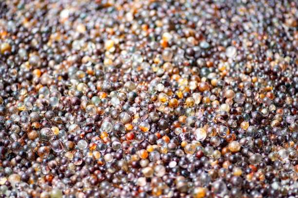 近距离拍摄了各种颜色的矿物产品，展示量很大。图片下载