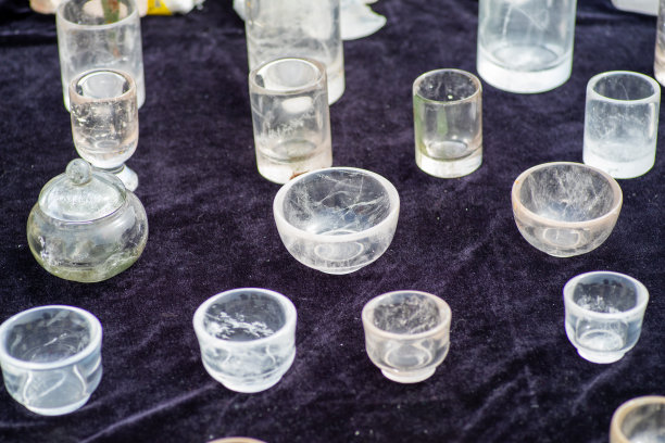 近距离拍摄了各种颜色的矿物产品，展示量很大。图片下载