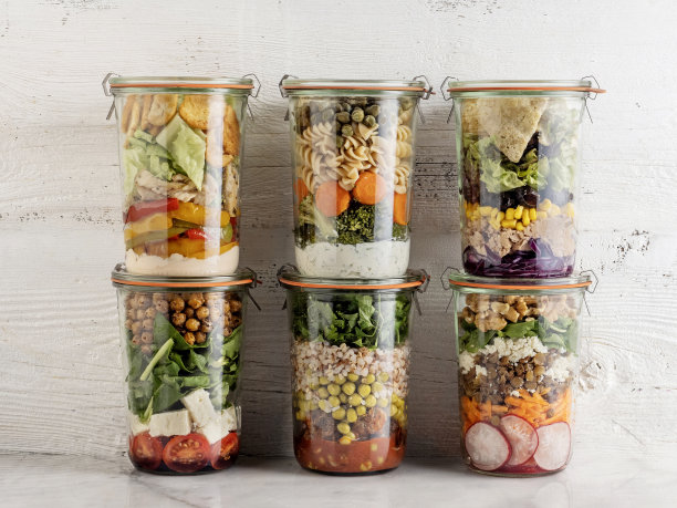 沙拉在玻璃罐，玻璃罐与分层的各种沙拉健康午餐，沙拉图片下载
