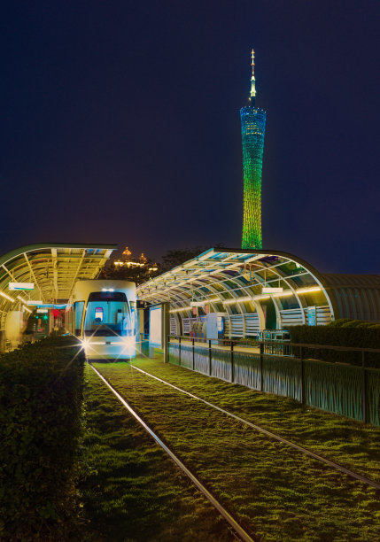 广州超级电容器有轨电车站在广州塔的正面图片下载