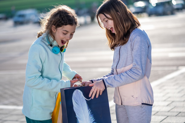 十几岁的女孩看看她们的包里买了什么图片下载