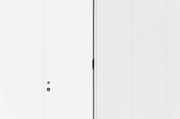 白色混凝土墙和封闭的白色金属门图片下载