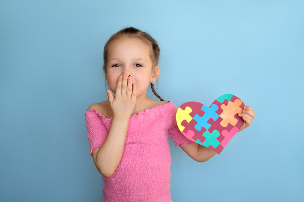 一个孩子给自闭症患者送去飞吻图片下载