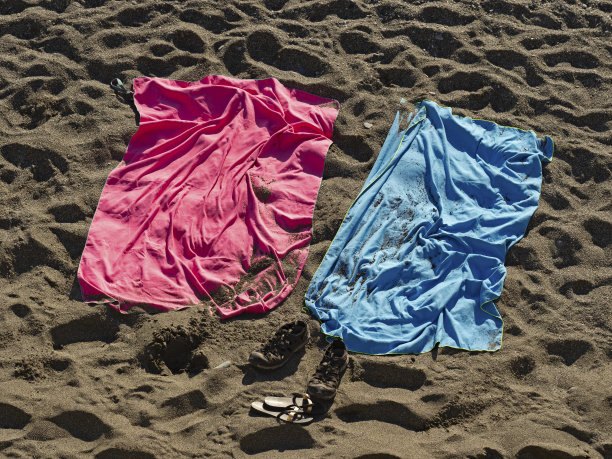 浴巾躺在沙滩上图片下载