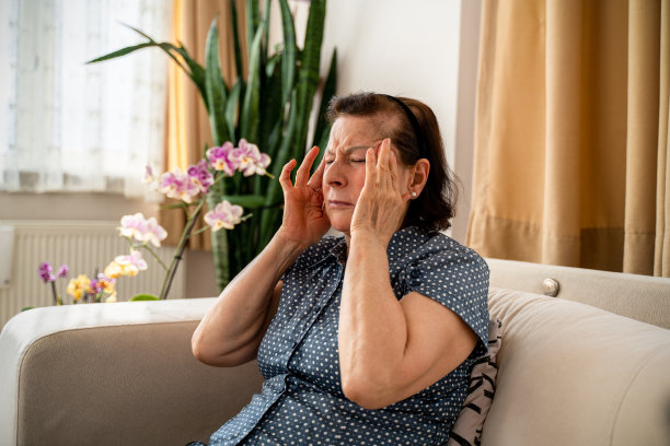 患有偏头痛的悲伤年长女人图片下载