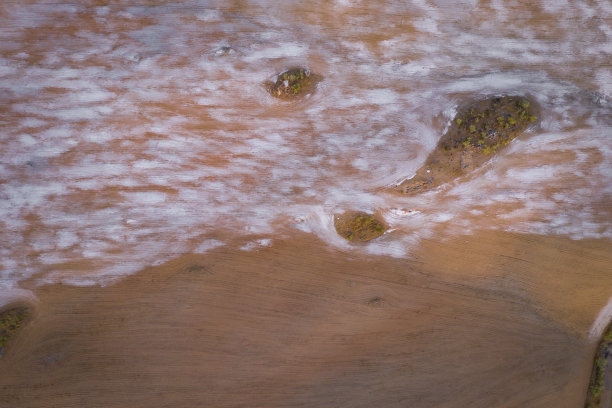 无人机顶部空中全景沙漠般的山丘景观与大理石灰尘日落在特伦图片下载